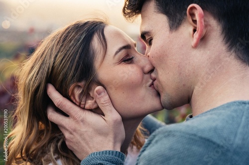 Verliebtes Paar küsst sich während des Sonnenuntergangs