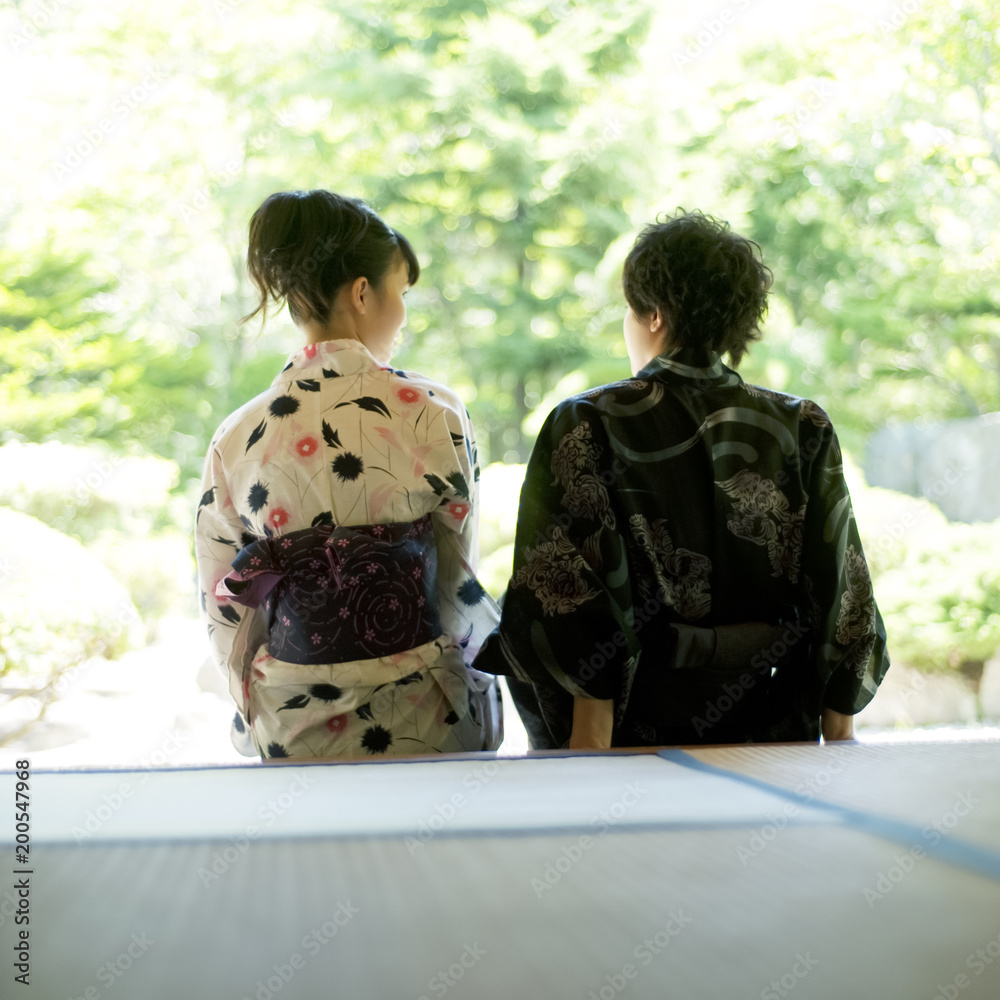 縁側に座るカップルの後姿 Stock 写真 Adobe Stock
