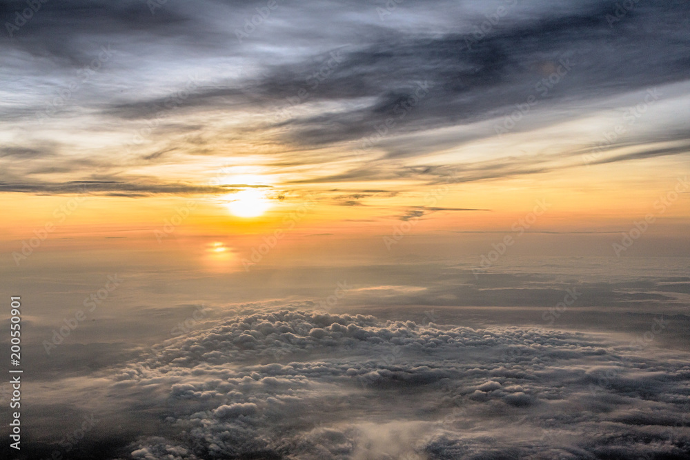 Lever de soleil dans les nuages