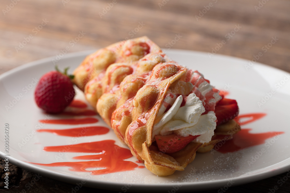 Bubble Waffel mit Erdbeeren auf Teller Bubble Waffel mit Erdbeeren auf Teller