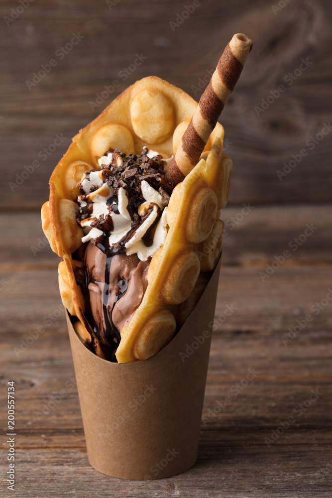 Bubble Waffel mit Schokolade to go StockFoto Adobe Stock