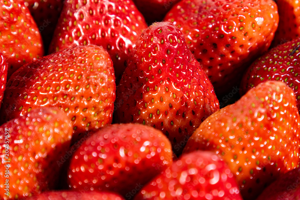 Reife rote Erdbeeren ist einer Obstkiste auf einem Markt Reife rote Erdbeeren ist einer Obstkiste auf einem Markt
