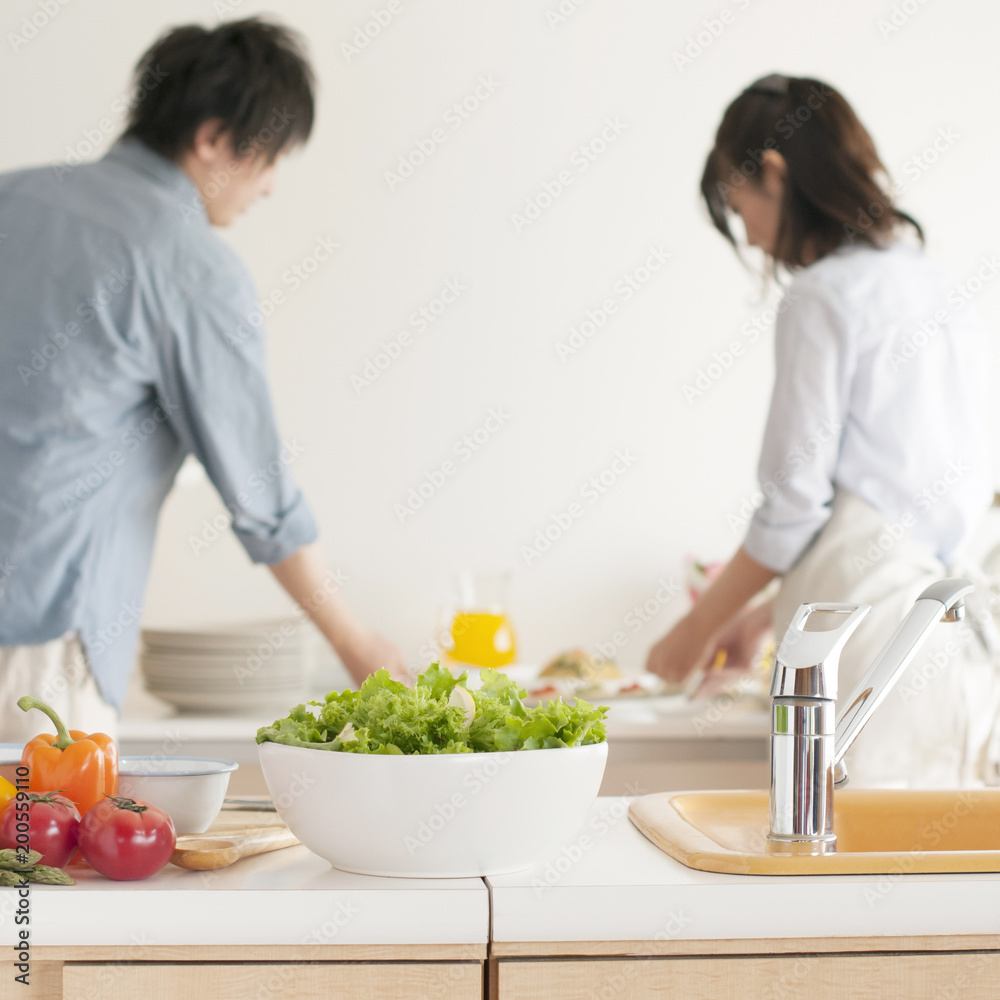 キッチンで料理をするカップルの後姿 Stock Photo Adobe Stock