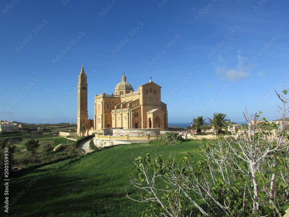 Fototapeta premium Widok bazyliki Ta'Pinu, Gozo, Malta
