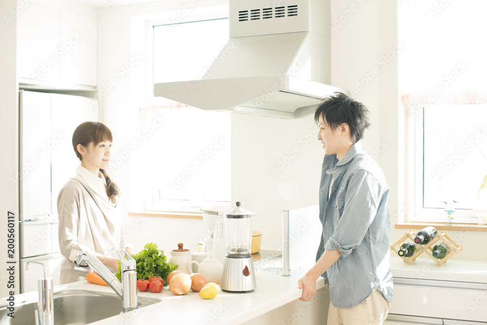 キッチンで向き合う夫婦 キッチンで向き合う夫婦