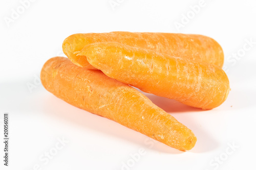 Drei reife Karotten soliert auf weißem Hintergrund