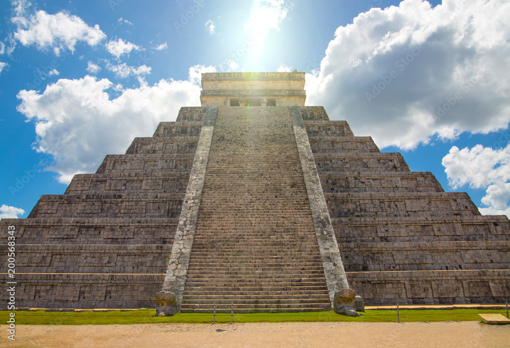 Mexico, Chichen Itzá, Yucatán. Prist stairs leading forwards to the upper Temple. Pyramid Kukulcan El Castillo Mexico, Chichen Itzá, Yucatán. Prist stairs leading forwards to the upper Temple. Pyramid Kukulcan El Castillo