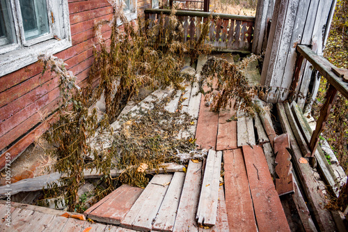 Foto Rotten terrace old wooden house