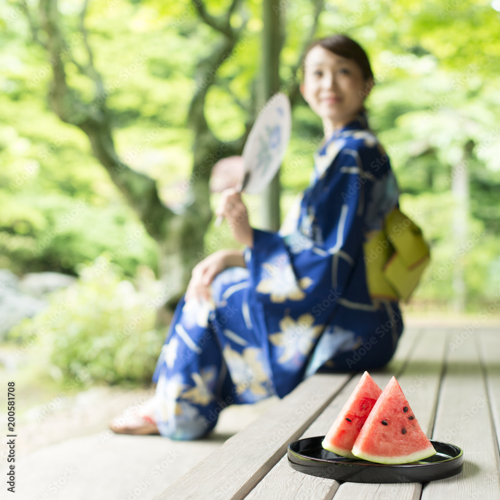 縁側に置いてあるスイカと浴衣姿の女性 Stock 写真 Adobe Stock
