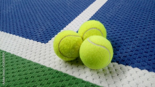 Tennisbälle auf einem Indoor Tennisplatz © pattilabelle