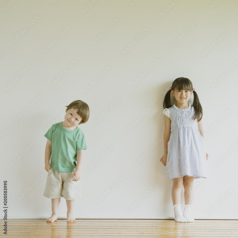 微笑むハーフの男の子と日本人の女の子 微笑むハーフの男の子と日本人の女の子