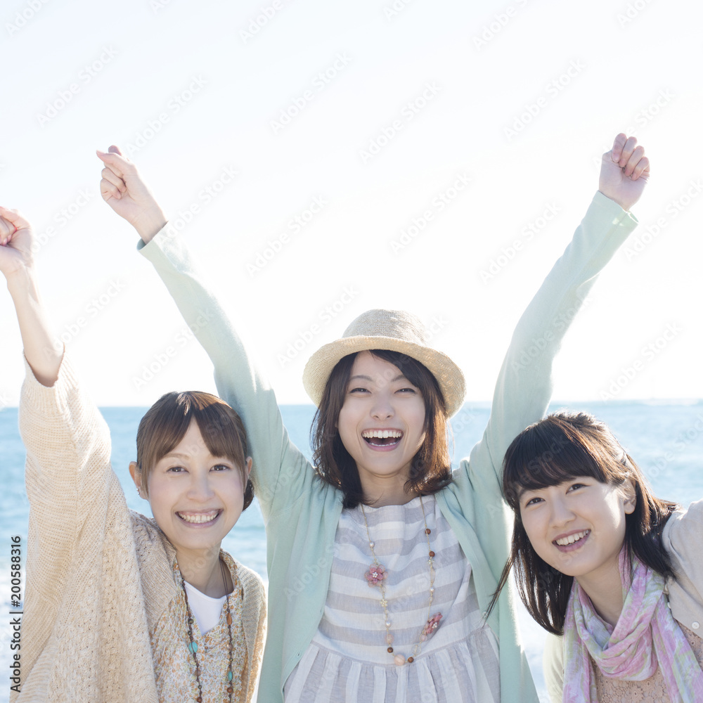 海ではしゃぐ3人の女性 Stock 写真 Adobe Stock