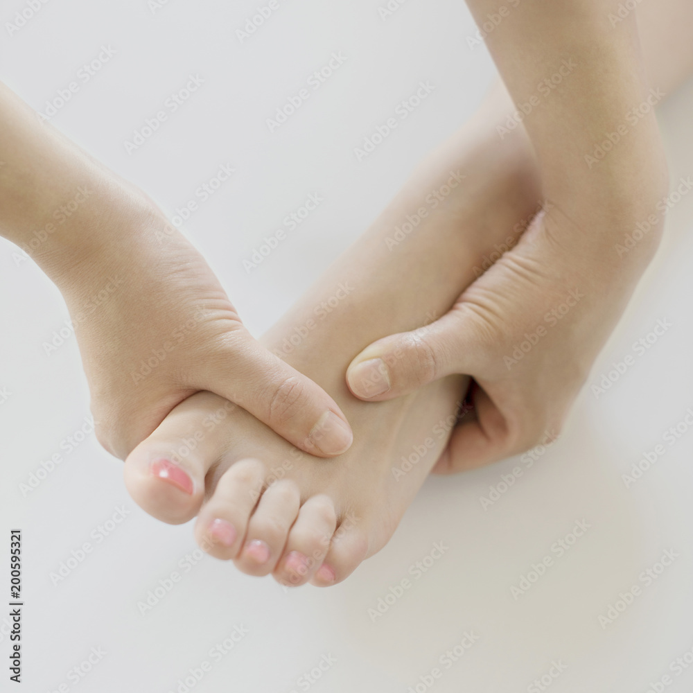 足のマッサージを受ける女性の足元