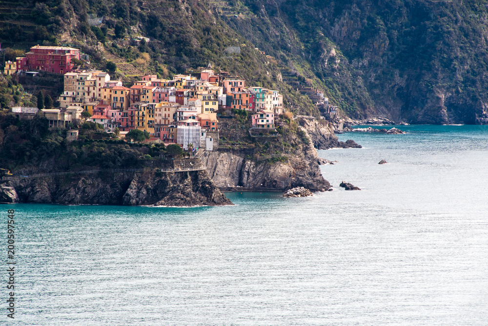 チンクエテッレ 険しいリグーリア海岸の5つの村 イタリア リグーリア州 コルニリアからマナローラを遠望 Stock Photo Adobe Stock