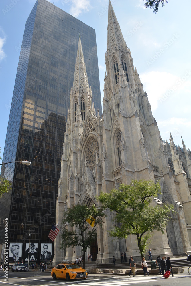 église au centre de New York contraste architectural saisissant église au centre de New York contraste architectural saisissant