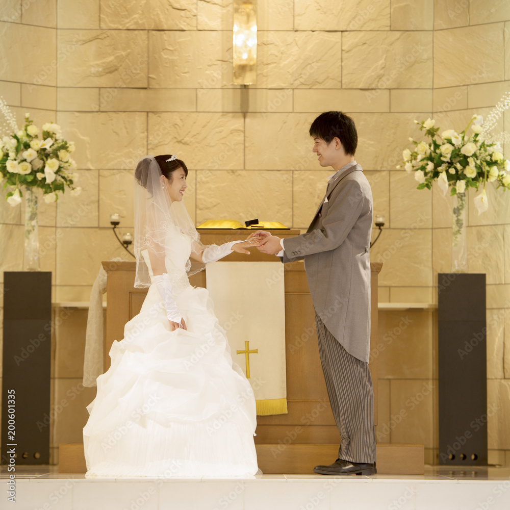 教会で指輪の交換をする新郎新婦 Stock Photo Adobe Stock