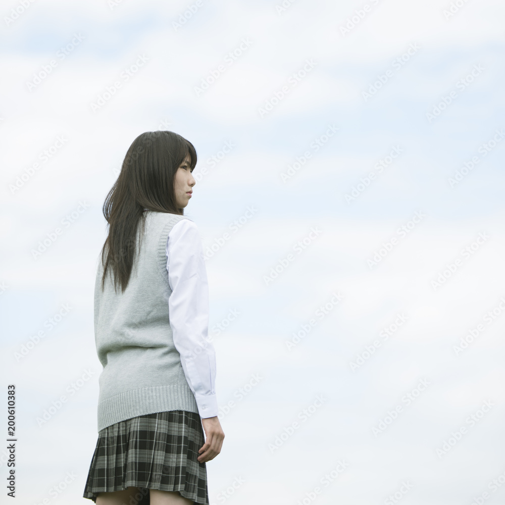 真剣な表情をする女子学生 真剣な表情をする女子学生