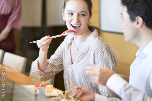 寿司を食べる外国人女性 photo