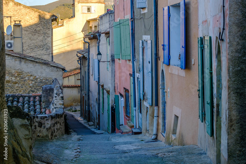 Petite rue étroite de vllage de Cucuron, Provence, France. photo