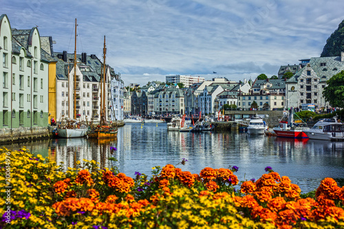 Cuadro en lienzo Alesund old town seafront view, Norway.