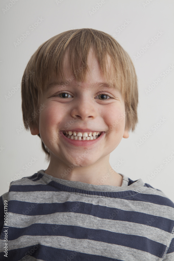 Niño (5 años) contento y con una gran sonrisa mirando a cámara. Niño (5 años) contento y con una gran sonrisa mirando a cámara.