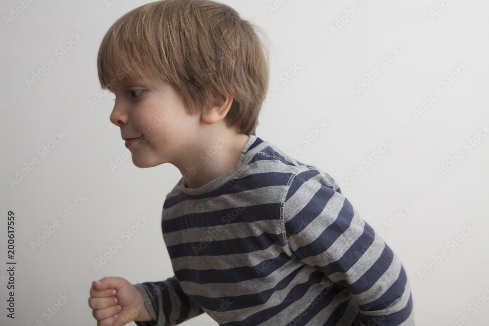 Niño contento mirando yendo hacia la izquierda. Niño contento mirando yendo hacia la izquierda.