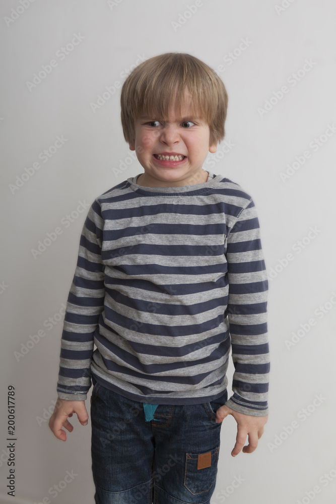 Niño (5 años) con cara de estar muy enfadado. Niño (5 años) con cara de estar muy enfadado.