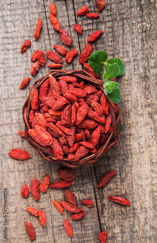 dry red goji berries