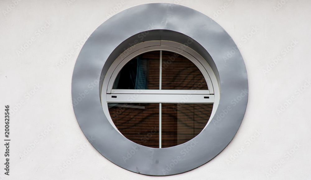 ventana con forma ojo de buey Stock Photo | Adobe Stock