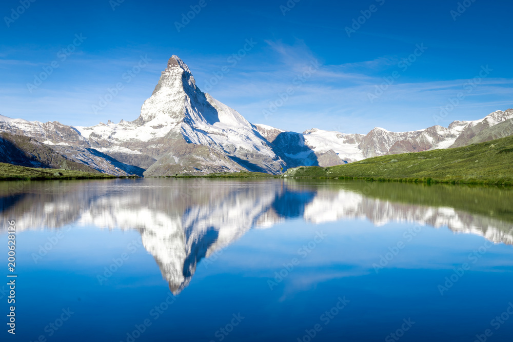 Obraz premium Stellisee i Matterhorn w szwajcarskich Alpach w pobliżu Zermatt