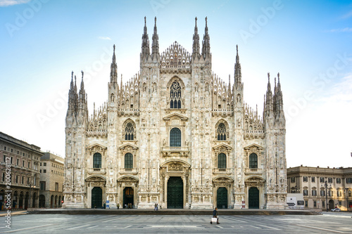 Fotografia The Duomo (Milan Cathedral) facade in the early morning, Milan, Italy