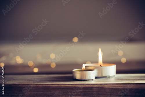Brennende Kerzen auf Holz