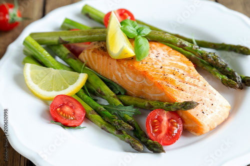 Grilled salmon and asparagus 