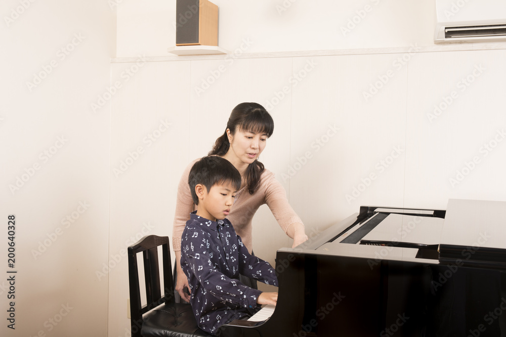 ピアノ教室の先生と生徒
