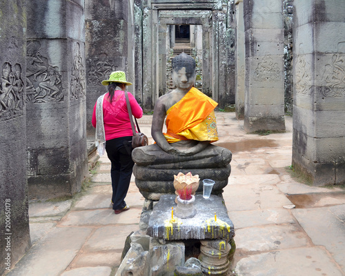 bouddha , temple , autel a touriste et le bouddha au temple d'Agkhor 