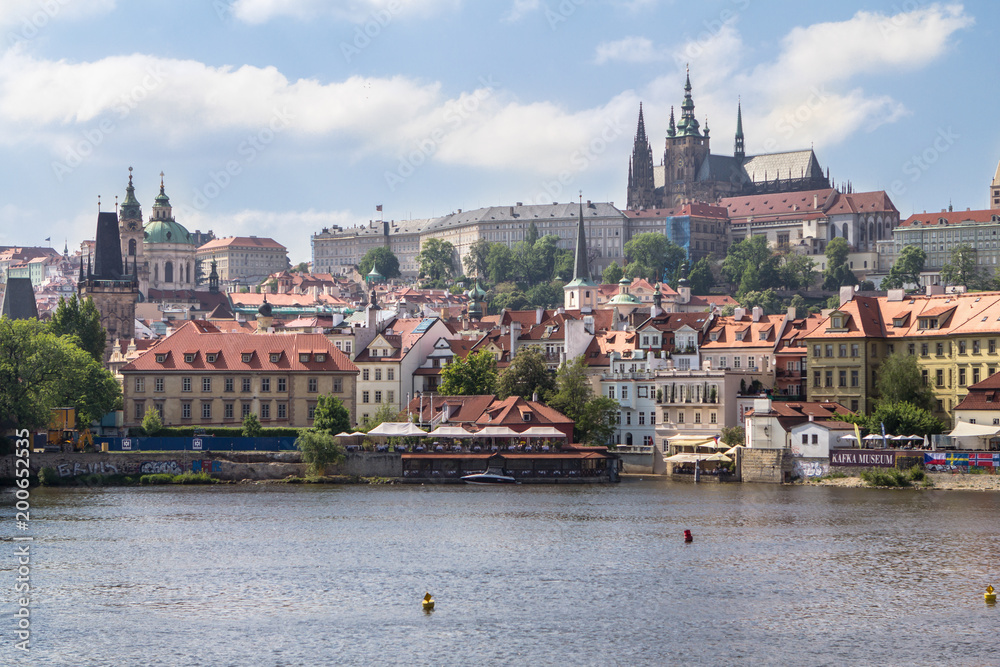 Obraz premium View of the St. Vitus Cathedral and Prague Castle