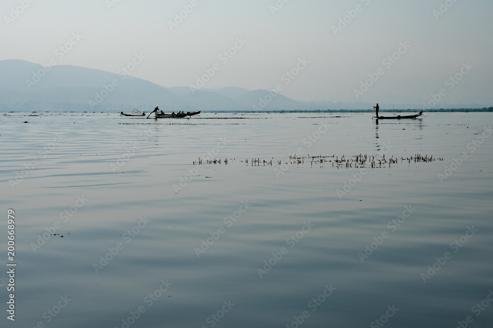 Wasserpflanzenernte auf dem Inle See in Myanmar