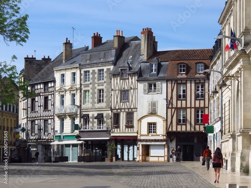 Centre ville de Poitiers, avec des maisons à colombage sur la place Charles de Gaulle (France) photo