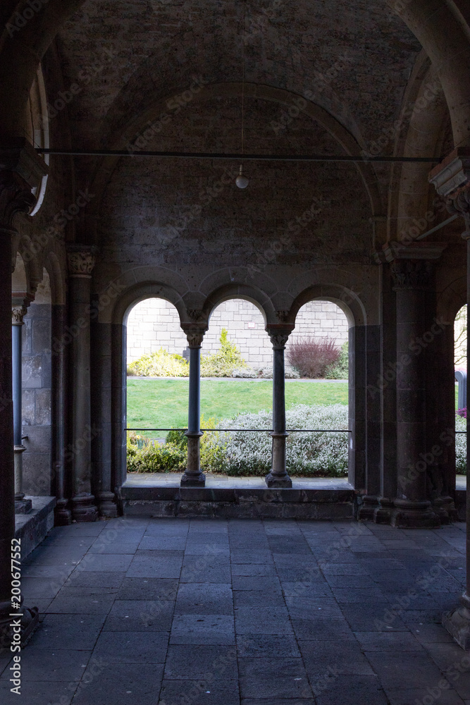 Bögen im Eingangsbereich eines alten mittelalterlichen klosters