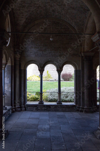B  gen im Eingangsbereich eines alten mittelalterlichen klosters