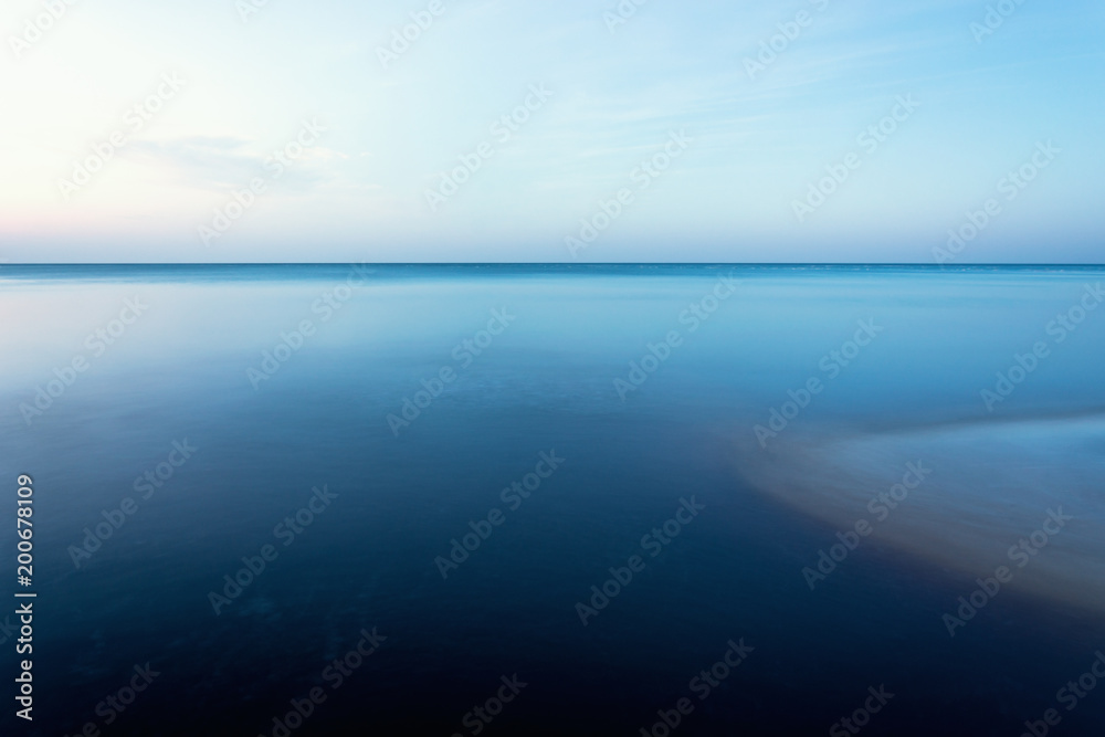 horizontal line of calm sea on the day light