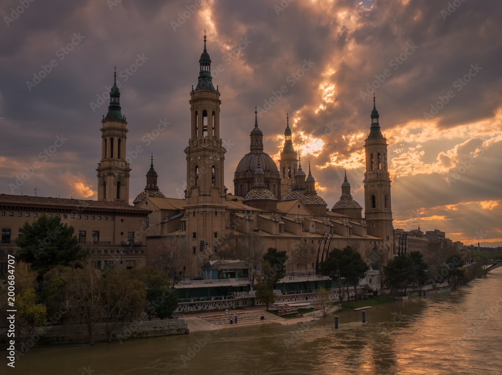 Catedral, basilica del Pilar, Zaragoza, España, al atardecer