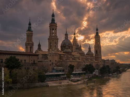 Catedral  basilica del Pilar  Zaragoza  Espa  a  al atardecer