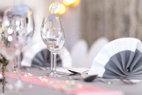 Gläser auf gedecktem Tisch