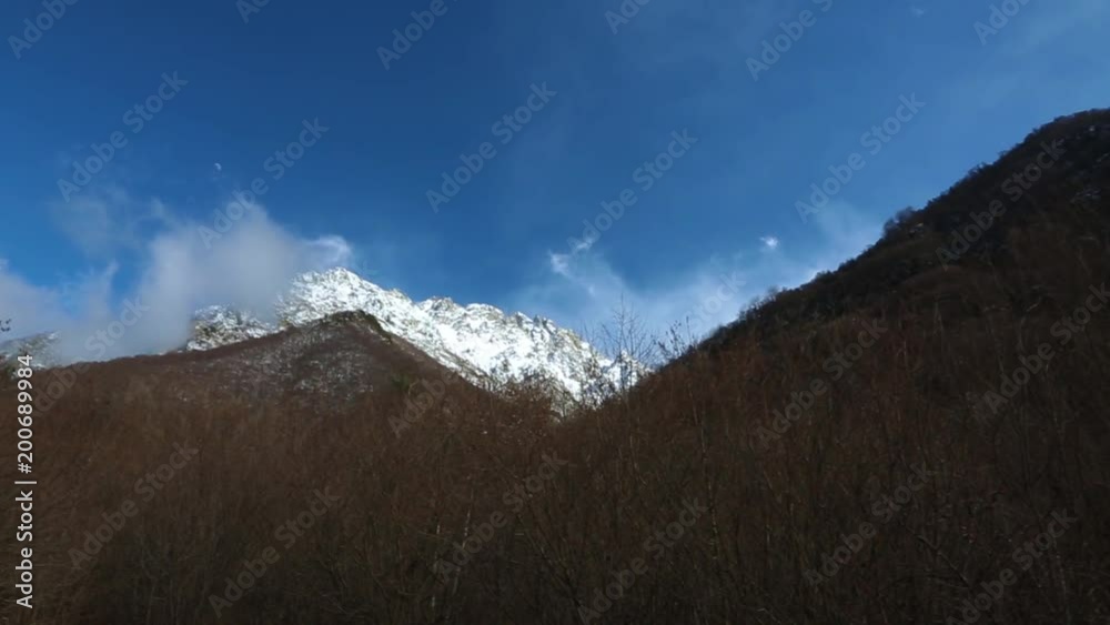 Горный пейзаж. Панорама, Красивые горы под облаками в живописном ущелье. Дикая природа Северного Кавказа