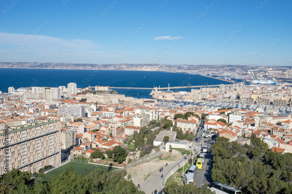 Obraz premium ノートルダム・ド・ラ・ガルド寺院の丘から見るマルセイユの風景