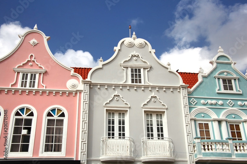 фотографія Typical pink, green & grey pastel painted architechture of Aruba, Curacao & Bonaire, Caribbean