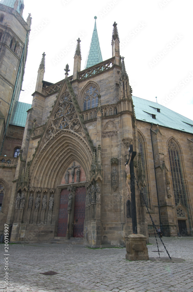 Hostorischer Dom in der Innenstadt von Erfurt in Deutschland