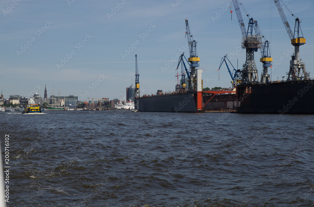 Blick auf ein Schwimmdock auf der Elbe in Hamburg