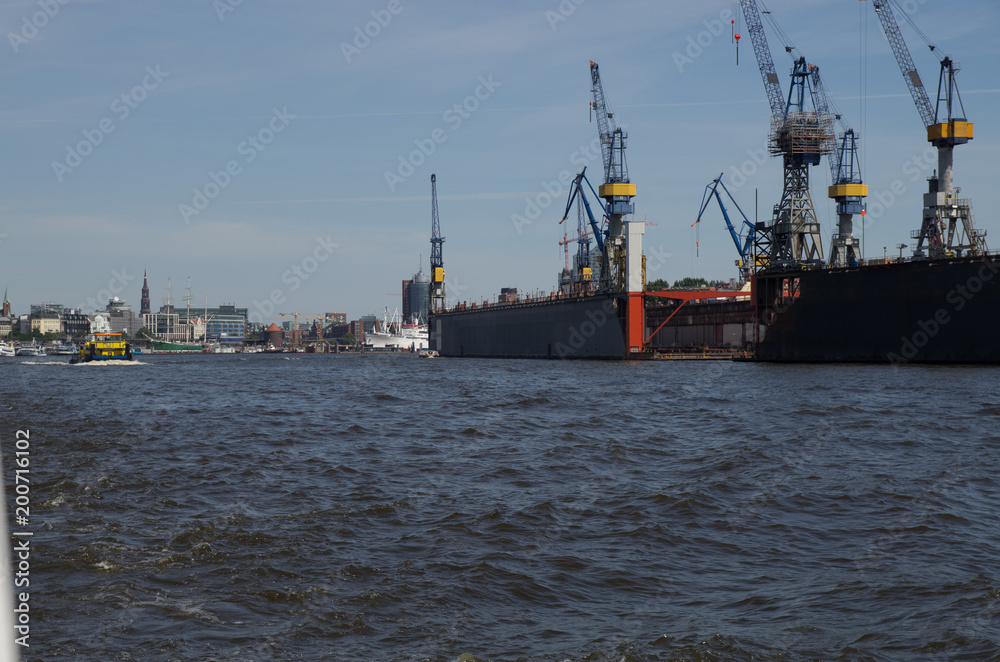 Blick auf ein Schwimmdock auf der Elbe in Hamburg Blick auf ein Schwimmdock auf der Elbe in Hamburg